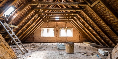 Stressfreie Dachbodenräumung - Planung und Entrümpelungstipps